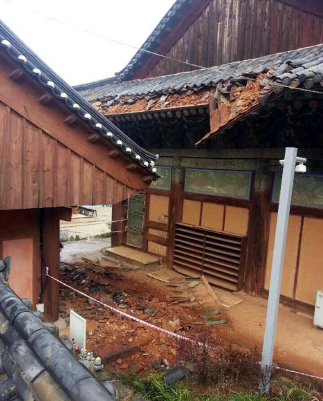 지붕 일부 무너진 여수 흥국사 대웅전 연합뉴스