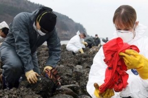 ‘미혼’ 주한미군, 태안 해변에서 파티…기름유출 봉사활동 인연