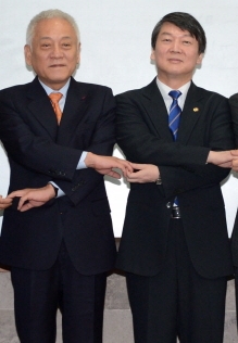김한길(왼쪽) 민주당 대표와 안철수 새정치연합 중앙운영위원장.
