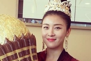 하지원, 화이트데이에 대형 초콜릿 선물 ‘남자에게 받았나?’