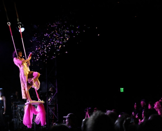 14일(현지시간) 미국 로스앤젤레스 엘 레이 시어터에서 ‘흥분-록 앤 롤 서커스(VaVoom - A Rock ‘N Roll Circus)’ 무대서 댄서가 그네를 타며 관객들을 향해 축포를 터트리고 있다. 로이터/뉴스1