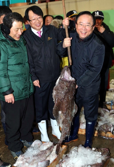 부산공동어시장 찾은 이주영 해양수산부 장관