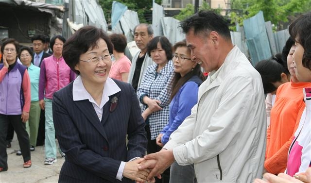 신연희(왼쪽) 강남구청장이 포이동 재건마을을 찾아 주민들과 무허가 건물 철거에 대해 이야기를 나누고 있다. 강남구 제공 