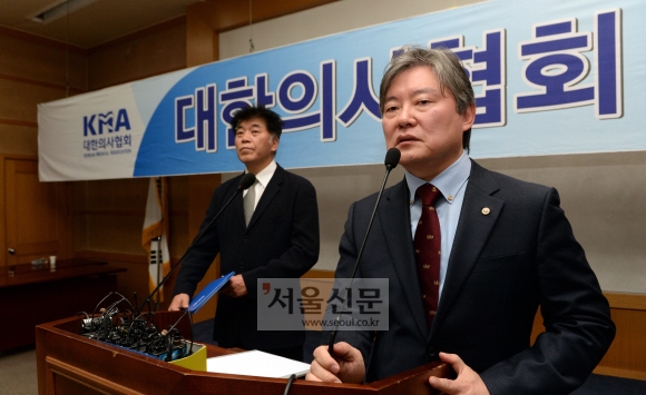 대한의사협회 노환규(오른쪽) 회장이 17일 서울 용산구 협회 회의실에서 보건복지부와 협의 결과에 대한 기자들의 질문에 답변하고 있다. 정연호 기자 tpgod@seoul.co.kr