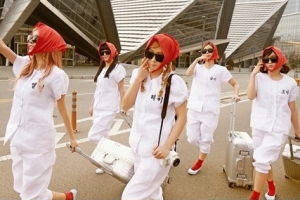 크레용팝 모시옷, 헬멧 능가하는 ‘4차원 콘셉트’ 알고보니 큰 뜻이..