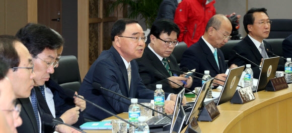 정홍원 국무총리가 18일 오전 정부세종청사 영상 국무회의장에서 열린 청와대와 정부세종청사 간 첫 영상 국무회의에서 박근혜 대통령의 모두 발언이 끝난 뒤 회의를 주재하고 있다.   연합뉴스