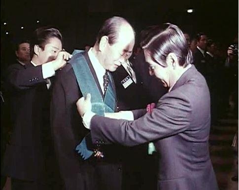 1979년 제6회 상공의 날 기념식에서 모범 상공인에게 상을 주고 있다. 국가기록원 제공