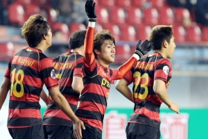 AFC축구- 포항, 수적 열세 딛고 산둥과 무승부