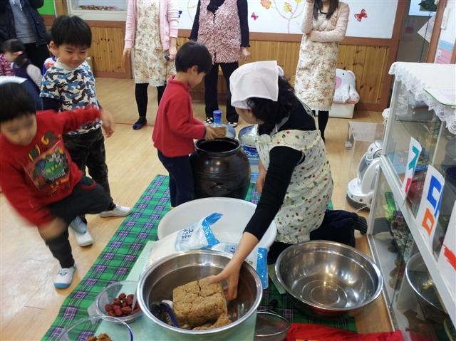 서대문구 명지대길 연유치원 어린이들이 ‘전통 장 만들기’ 체험활동을 하고 있다. 서대문구 제공