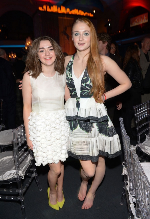 18일(현지시간) 미국 뉴욕에서 열린 ‘왕좌의 게임 시즌4’ 시사회에 배우 메이지 윌리암스(왼쪽)와 소피 터너가 참석해 포즈를 취하고 있다.<br>AP/뉴시스