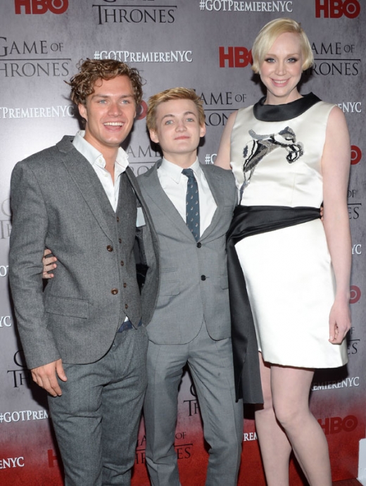 18일(현지시간) 미국 뉴욕에서 열린 ‘왕좌의 게임 시즌4’ 시사회에 (왼쪽부터)배우 핀 존스, 잭 글리슨, 그웬돌린 크리스티가 참석해 포즈를 취하고 있다.<br>AP/뉴시스