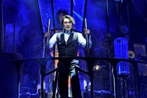 괴물 ‘프랑켄슈타인’ 베일 벗은 ‘셜록홈즈2’ 봄바람 난 창작뮤지컬