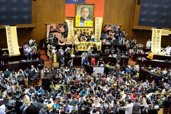 시위대에 점거당한 타이완 국회… 헌정 사상 처음 