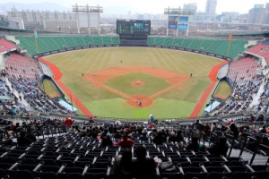 새로 단장한 잠실구장…푹신한 외야펜스, 넓은 관중석