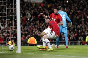 [챔피언스리그] 판 페르시 골! 골! 골!… 맨유·감독·자신을 구하다