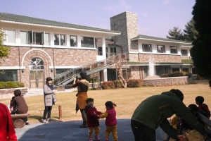 청남대 본관 첫 보수공사 3개월간 새기와 입히고 관람객 휴게광장도 조성