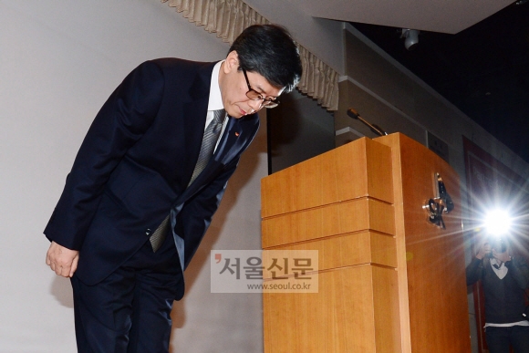 하성민 SK텔레콤 사장은 21일 서울 을지로 본사에서 기자회견을 열고 지난 20일 저녁 발생한 자사의 이동통신 서비스 장애에 대해 고개 숙여 사과하고 있다. 하 사장은 피해 고객 560만명에게 피해 금액의 10배를 보상하겠다고 밝혔다. 이언탁 기자 utl@seoul.co.kr
