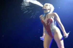 [화제의 포토]마일리 사이러스, 이번에는 물쇼?