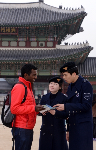 경복궁 흥례문 앞에서 외국어에 능통한 관광경찰들이 외국인 관광객에게 고궁안내를 도와 주고 있다.