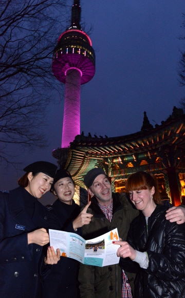 서울 남산 팔각정 앞에서 관광경찰대 여경들이 독일인 관광객들에게 관광안내지도를 펼쳐 들고 안내를 하고 있다.