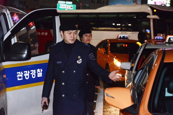 관광경찰대원들이 서울 동대문시장 두타빌딩 앞에서 택시나 콜밴의 불법영업행위를 단속하고 있다. ‘불법에 대한 단속’은 관광경찰의 또 다른 활약상이다.