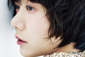 배두나, 쏟아지는 봄 햇살을 받으며..‘하얀피부 눈길’ [포토]