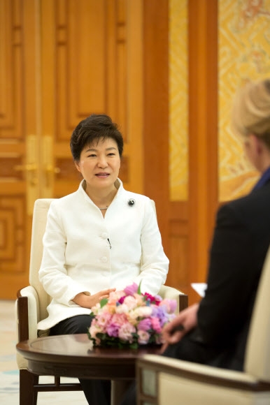 박근혜 대통령이 네덜란드 헤이그에서 열리는 핵안보정상회의 참석을 앞둔 지난 19일 청와대에서 네덜란드 최대 공영방송국인 NOS와  한반도 비핵화와 관련된 인터뷰를 하고 있다. 청와대 제공