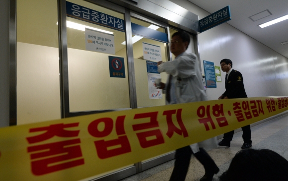 24일 자살시도를 한 국정원 권과장이 치료를 받고 있는 서울 아산병원 응급실이 출입이 통제된 가운데 의료진들이 지나가고 있다. 정연호 기자 tpgod@seoul.co.kr