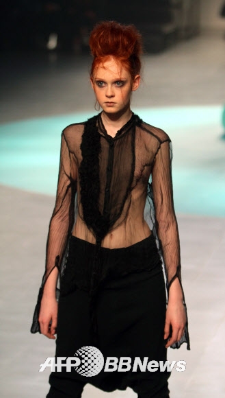 23일(현지시간) 리투아니아 빌뉴스에서 열린 ‘패션 인펙션(Fashion Infection)’ 축제에서 한 모델이 프랑스 디자이너 마크 르 비앙의 작품을 선보이고 있다.<br>ⓒ AFPBBNews=News1