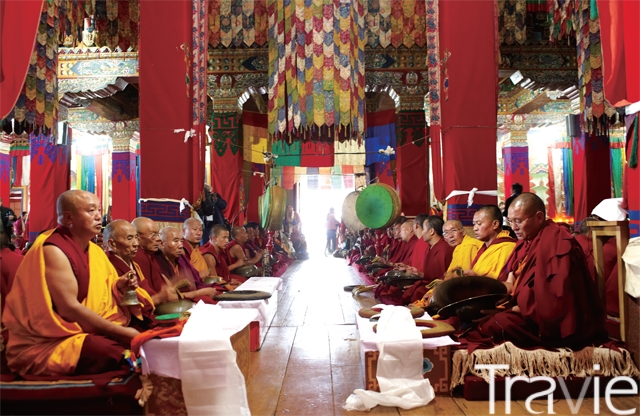 한 달에 한 번꼴로 열리는 대법회에는 450여 명의 승려들이 한자리에 모인다.