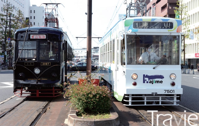 세월의 흔적이 역력한 오카야마시의 노면전차는 향수를 불러일으킨다 