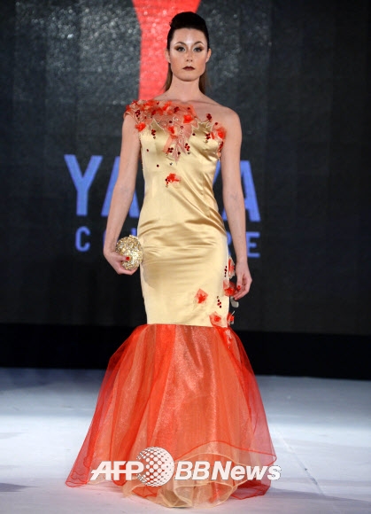 22일(현지시간) 모로코 카사블랑카에서 열린 ‘패션 데이(Fashion Daysn)’ 행사에서 한 모델이 사우디 아라비아 디자이너 야햐 알 비시리의 작품을 선보이고 있다.<br>ⓒ AFPBBNews=News1<br>