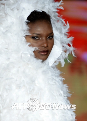 22일(현지시간) 모로코 카사블랑카에서 열린 ‘패션 데이(Fashion Daysn)’ 행사에서 한 모델이 프랑스 디자이너 파트리크 보파의 작품을 선보이고 있다.<br>ⓒ AFPBBNews=News1<br>