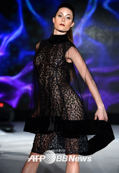 22일(현지시간) 모로코 카사블랑카에서 열린 ‘패션 데이(Fashion Daysn)’ 행사에서 한 모델이 프랑스 디자이너 파트리크 보파의 작품을 선보이고 있다.<br>ⓒ AFPBBNews=News1<br>