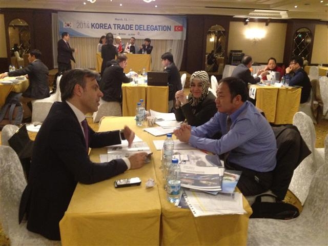 지난 13일 터키 이스탄불에서 열린 수출 상담회에 참가한 울산·부산·경남 지역 중소기업체 관계자가 현지 바이어를 상대로 수출 상담을 하고 있다. 울산시 제공