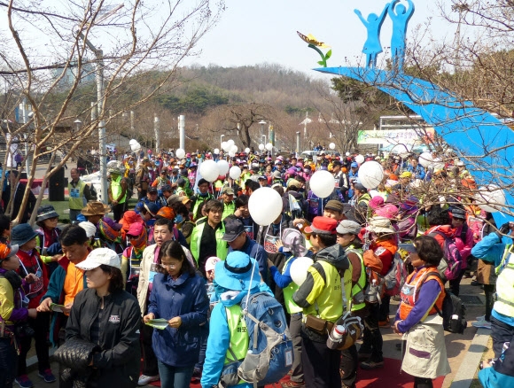 22일 시민들이 서울 월드컵경기장을 시작으로 월드컵공원, 매봉산길로를 거쳐 다시 월드컵경기장으로 되돌아오는 15.8㎞의 마포난지생명길을 걷고 있다.  연합뉴스