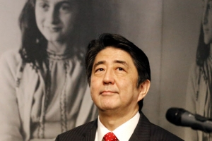 ‘안네의 집’ 간 아베 “역사 교훈 전할 것”