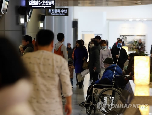 서울의 한 대학병원 접수 창구에서 휠체어를 탄 노년의 남성이 진료 신청을 하기 위해 기다리고 있다. (연합뉴스 DB)