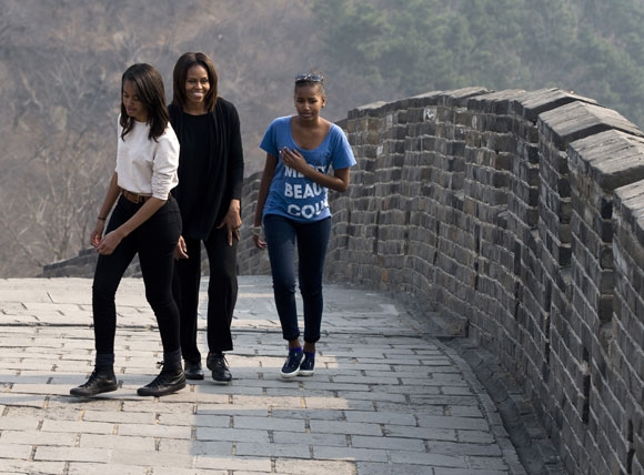 중국을 공식 방문 중인 버락 오바마 미국 대통령 부인 미셸 오바마 여사(가운데)가 23일 딸 말리아(왼쪽), 사샤와 함께 베이징의 만리장성을 관광하고 있다. 미셸 여사는 23일 만리장성을 관람한 데 이어 24∼25일에는 산시성 시안의 병마용과 쓰촨성 청두를 각각 방문한다.  베이징=AP/뉴시스