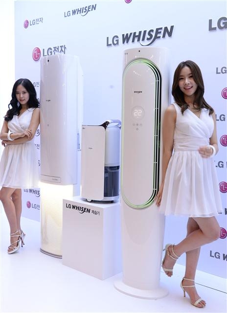 LG전자 도우미들이 25일 서울 종로구 청진동 나인트리 컨벤션센터에서 열린 ‘LG 휘센 신제품 발표회’에서 에어컨과 제습기 전략 모델을 소개하고 있다. LG전자 제공