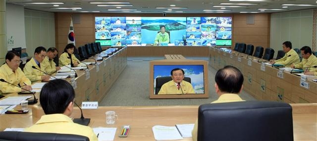오가는 데 불편한 섬 지역을 끼고 있는 자방자치단체들에는 영상회의가 효자 노릇을 한다. 최근 박준영(앞줄 오른쪽) 전남도지사가 화면에 나온 부안군수 등과 영상회의를 하고 있다. 이어 각 군수들은 산하 면장, 읍장들과 영상으로 만난다. 전남도 제공