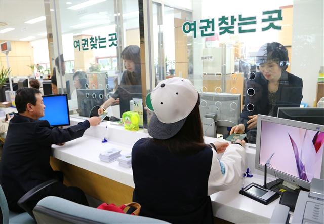 25일 중구청을 찾은 주민들이 여권 발급과 관련된 볼일을 보고 있다.  중구 제공