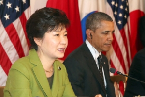 朴대통령, 한국말로 인사하는 日 아베에게…