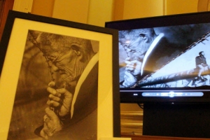 철조망 가시가 손에 박히도록 움켜쥔 채 주름 깊게 팬 노인은 왜 오열하는가