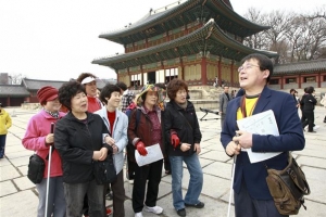 시청각장애인 문화해설사 16명 경복궁 지키는 명예 수문장으로