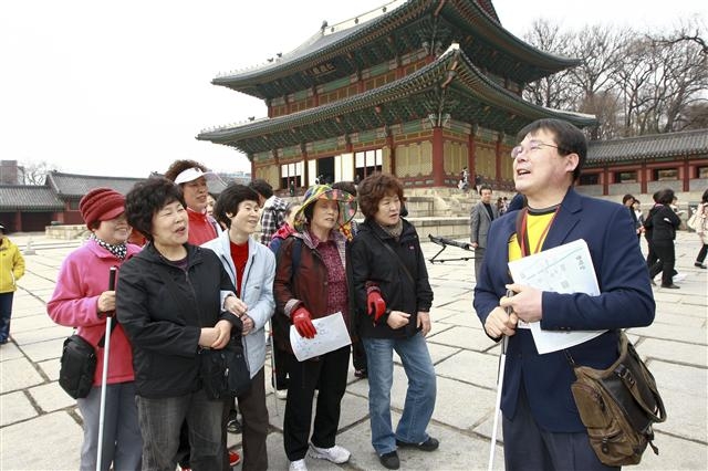 시각장애인 종로문화관광해설사가 창덕궁을 찾은 시각장애 여성들에게 고궁 역사 등을 설명하고 있다. 종로구 제공
