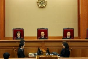 헌재, ‘야간시위금지’ 한정위헌… “밤 12시까지 허용”