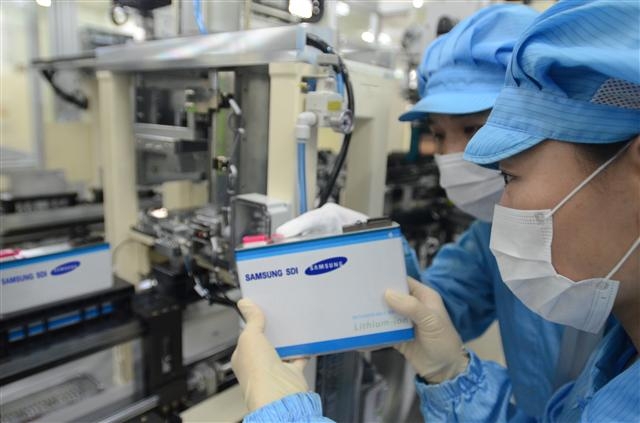 삼성SDI 직원들이 울산 배터리 사업장에서 생산된 전기자동차용 리튬이온 배터리를 점검하고 있다. 삼성SDI 제공