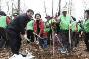 ‘내 자식같이’… 나무 돌보미 구합니다
