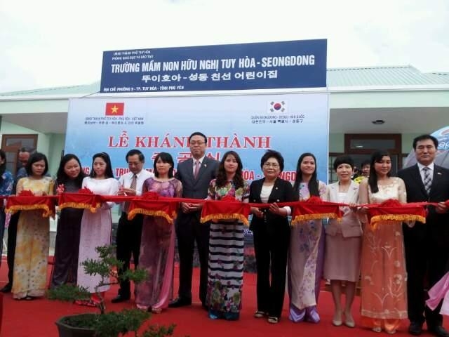 27일 ‘성동·뚜이호아 우정 어린이집’ 준공식에서 유재룡(가운데) 성동구 부구청장이 관계자들과 테이프 커팅을 하고 있다. 성동구 제공